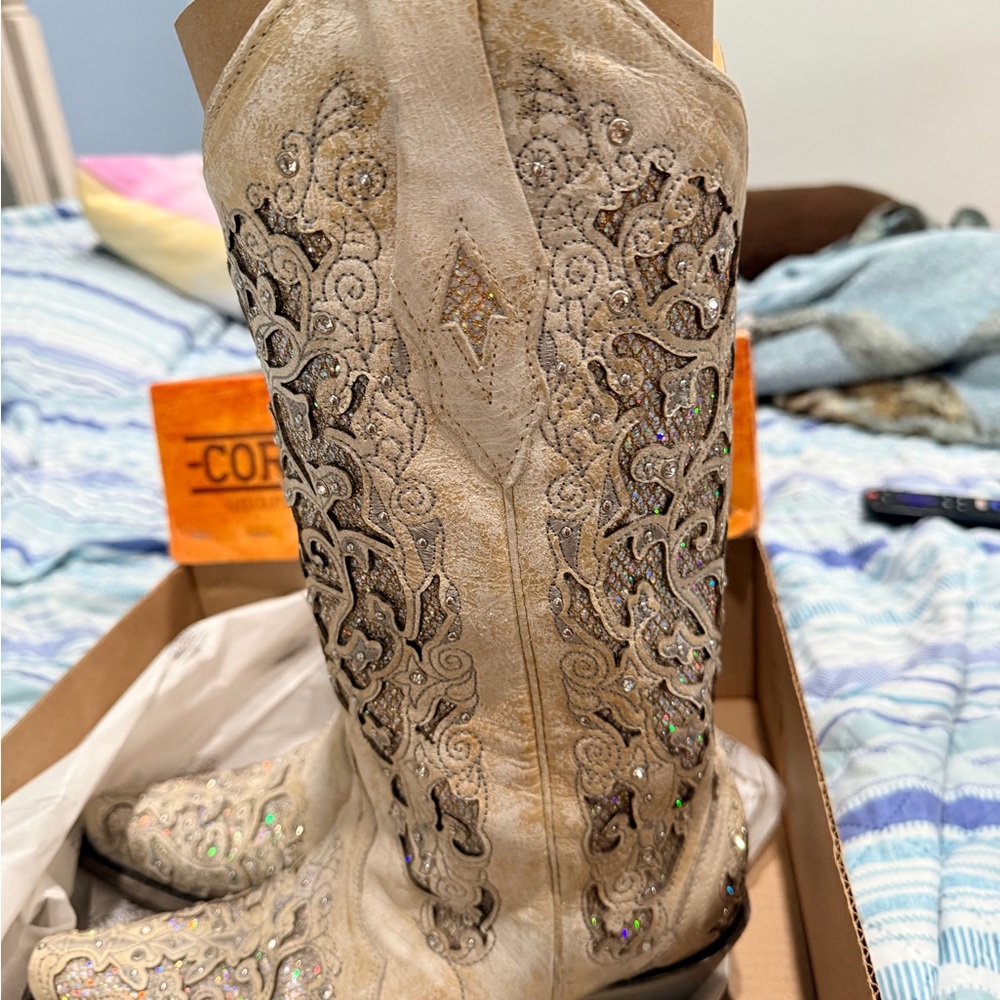 Corral woman 10W boots in white glitter inlay and crystals. - Picture 13 of 16